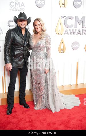 09. Nov. 2022 - Nashville, Tennessee; USA - JASON ALDEAN kommt zu den jährlichen CMA Awards 56., die in der Bridgestone Arena in der Innenstadt von Nashville stattfanden. Copyright 2022 Jason Moore. (Bild: © Jason Moore/ZUMA Press Wire) Stockfoto