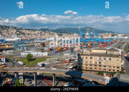 Genua, Italien - 06 06 2021: Panoramablick auf den Hafen von Genua, Italien. Stockfoto