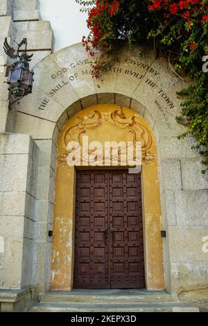 Eingang im stil der spanischen Kolonialzeit im gerichtsgebäude von santa barbara Stockfoto