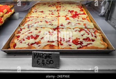 Frisch zubereitete Pizza Margherita in einer Pfanne, die in einem Restaurant in der Altstadt von Manarola in Cinque Terre am Mittelmeer, Italien, ausgestellt wird Stockfoto