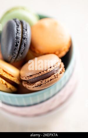Süßes Makronen-Dessert. Bunte Makronen in Schale auf dem Küchentisch. Stockfoto