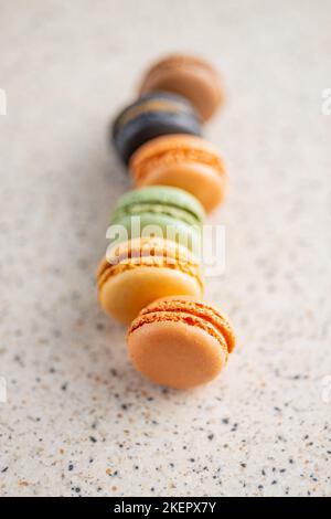 Süßes Makronen-Dessert. Bunte Makronen auf dem Küchentisch. Stockfoto