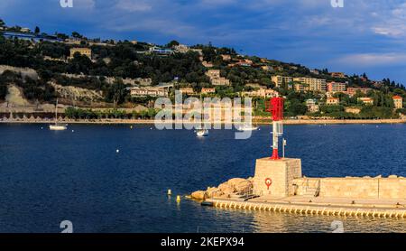 Leuchtturm und Luxusboote in der Bucht am Mittelmeer in der Altstadt von Villefranche sur Mer an der französischen Riviera, Südfrankreich Stockfoto
