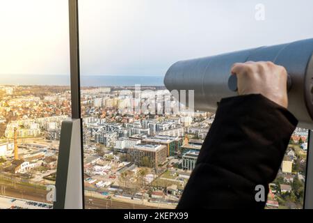 Mit dem Touristenfernglas können Sie vom Dach Danzigs aus den Blick auf die Altstadt am Meereshorizont schweifen lassen. Oliva Stern Geschäftsviertel Verkehr Stadtverkehr. Straßenbahnen Busse Autos Stadtverkehr Jam Stadtleben Stockfoto