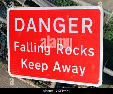 Auf dem äußeren Schild steht: Danger Falling Rocks halten Sie sich unter Klippen in Staithes, Yorkshire, Großbritannien, fern. Stockfoto