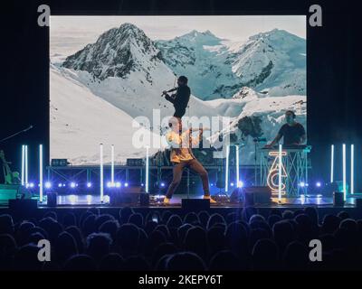 Verona, Italien. 12.. November 2022. Andrea Casta während ANDREA CASTA - THE SPACE VIOLIN - VISUAL CONCERT, Ital artist Theather show in Verona, Italy, November 12 2022 Credit: Independent Photo Agency/Alamy Live News Stockfoto