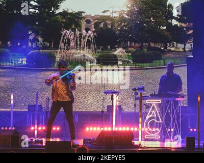Verona, Italien. 12.. November 2022. Andrea Casta während ANDREA CASTA - THE SPACE VIOLIN - VISUAL CONCERT, Ital artist Theather show in Verona, Italy, November 12 2022 Credit: Independent Photo Agency/Alamy Live News Stockfoto