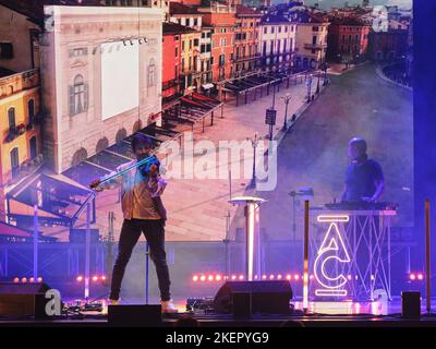 Verona, Italien. 12.. November 2022. Andrea Casta während ANDREA CASTA - THE SPACE VIOLIN - VISUAL CONCERT, Ital artist Theather show in Verona, Italy, November 12 2022 Credit: Independent Photo Agency/Alamy Live News Stockfoto