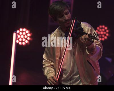 Verona, Italien. 12.. November 2022. Andrea Casta während ANDREA CASTA - THE SPACE VIOLIN - VISUAL CONCERT, Ital artist Theather show in Verona, Italy, November 12 2022 Credit: Independent Photo Agency/Alamy Live News Stockfoto