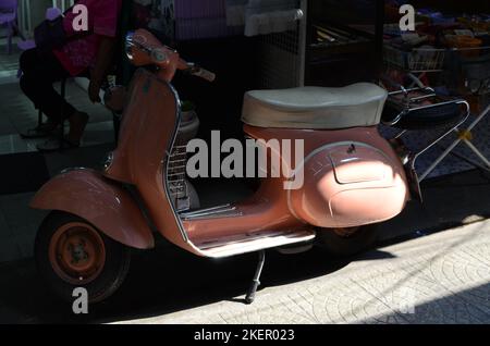 Vespa Scooter alten klassischen Retro rosa Weiß Stockfoto