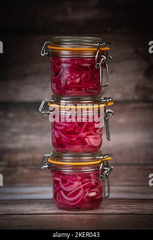 REZEPT FÜR ZWIEBELGURKEN IN GLÄSERN, WEISSWEINESSIG, WEISSWEIN, ZUCKER, PFEFFER Stockfoto