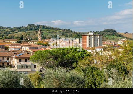 Panoramablick auf Casciana Terme, Pisa, Italien, an einem sonnigen Tag Stockfoto