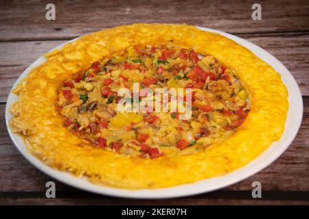 Rezept Omelett mit Paprika, Zwiebeln, Tomaten, Zucchini und Koriander Stockfoto