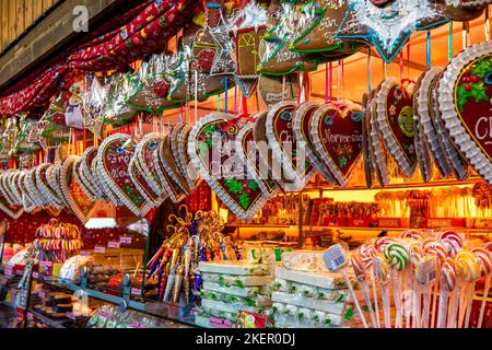 Herzförmige Lebkuchenkekse und andere traditionelle Süßigkeiten sind auf dem berühmten Weihnachtsmarkt in Wien, Österreich, erhältlich. Stockfoto