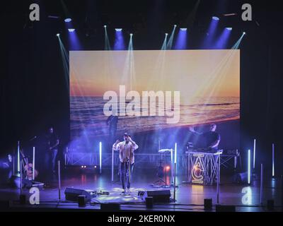 Verona, Italien. 12.. November 2022. Andrea Casta während ANDREA CASTA - THE SPACE VIOLIN - VISUAL CONCERT, Ital artist Theather show in Verona, Italy, November 12 2022 Credit: Independent Photo Agency/Alamy Live News Stockfoto