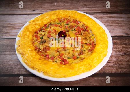 Rezept Omelett mit Paprika, Zwiebeln, Tomaten, Zucchini und Koriander Stockfoto