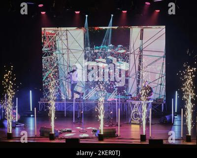 Verona, Italien. 12.. November 2022. Andrea Casta während ANDREA CASTA - THE SPACE VIOLIN - VISUAL CONCERT, Ital artist Theather show in Verona, Italy, November 12 2022 Credit: Independent Photo Agency/Alamy Live News Stockfoto