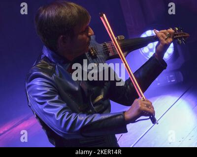Verona, Italien. 12.. November 2022. Andrea Casta während ANDREA CASTA - THE SPACE VIOLIN - VISUAL CONCERT, Ital artist Theather show in Verona, Italy, November 12 2022 Credit: Independent Photo Agency/Alamy Live News Stockfoto