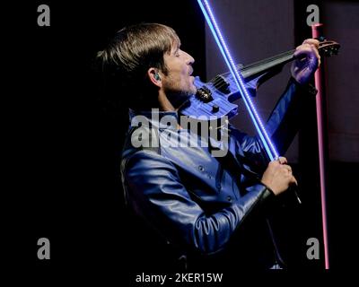 Verona, Italien. 12.. November 2022. Andrea Casta während ANDREA CASTA - THE SPACE VIOLIN - VISUAL CONCERT, Ital artist Theather show in Verona, Italy, November 12 2022 Credit: Independent Photo Agency/Alamy Live News Stockfoto