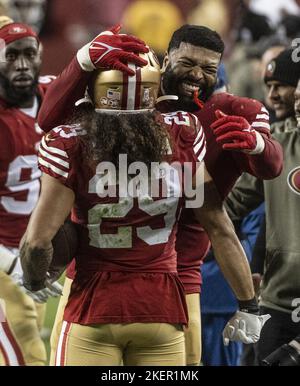 Santa Clara, Usa. 13.. November 2022. San Francisco 49ers Safety Talanoa Hufanga (29) feiert das Abfangen eines Passes vom Los Angeles Chargers Quarterback Justin Herbert mit 49ers Offensivkampfangriff gegen Trent Williams im vierten Viertel im Levi's Stadium in Santa Clara, Kalifornien, am Sonntag, den 13. November 2022. Die 49ers besiegten die Chargers 22-16. Foto von Terry Schmitt/UPI Credit: UPI/Alamy Live News Stockfoto