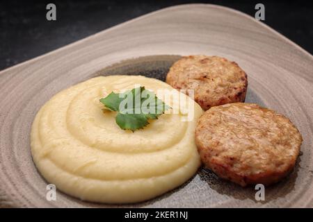 Gedämpfte Fleischschnitzel mit gekochten Kartoffelpüree Stockfoto