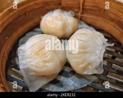 Chinesische Garnelenknödel im Bambuskorb Stockfoto