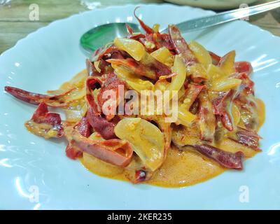 Bhutanesische Küche - Ema Datshi (rotes Chili-Käse-Curry) in Bangkok, Thailand Stockfoto