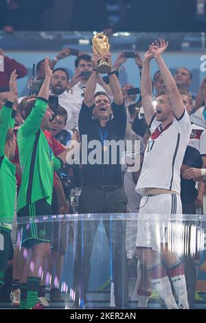 Rio de Janeiro, 13.07.2014, Estadio do Maracana Manager Oliver Bierhoff (Deutschland) mit WM Pokal Deutschland - Argentinien Copyright (nur fŸr journa Stockfoto