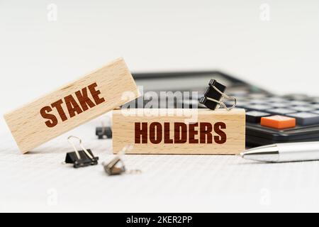 Geschäfts- und Finanzkonzept. Auf weißem Hintergrund ein Rechner, ein Stift, Berichte und Holzstempeln mit der Aufschrift -SEO-STRATEGIE Stockfoto