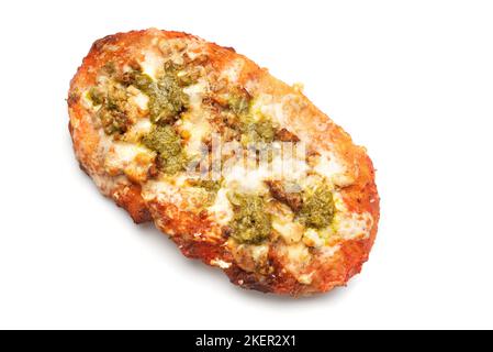 Frisch gebackene Focaccia oder Pizza mit Gorgonzola-Käse auf weißem Hintergrund. Stockfoto