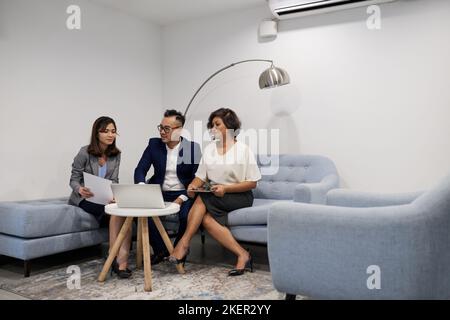 Gruppe vietnamesischer Kollegen im modernen Besprechungsraum Stockfoto