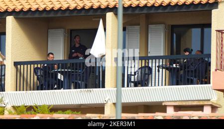 Migrnats, die vom Rettungsschiff Ocean Viking der europäischen humanitären Organisation SOS Mediterranee gerettet wurden, fanden am 13. November 2022 im Ferienlager Giens Cap Levant in Hyeres, Südfrankreich, Zuflucht, wo sie rund zwanzig Tage bleiben können. Frankreich warnte Italien vor „gravierenden Konsequenzen“, da es am 11. November 2022 ein Charity-Schiff mit mehr als 200 im Mittelmeer geretteten Migranten aufnehmen sollte, denen die Einreise von Rom verweigert wurde. Foto von ABACAPRESS.COM Stockfoto