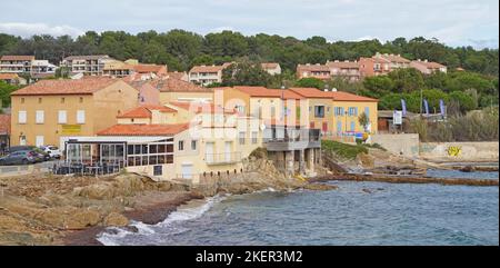 Migrnats, die vom Rettungsschiff Ocean Viking der europäischen humanitären Organisation SOS Mediterranee gerettet wurden, fanden am 13. November 2022 im Ferienlager Giens Cap Levant in Hyeres, Südfrankreich, Zuflucht, wo sie rund zwanzig Tage bleiben können. Frankreich warnte Italien vor „gravierenden Konsequenzen“, da es am 11. November 2022 ein Charity-Schiff mit mehr als 200 im Mittelmeer geretteten Migranten aufnehmen sollte, denen die Einreise von Rom verweigert wurde. Foto von ABACAPRESS.COM Stockfoto