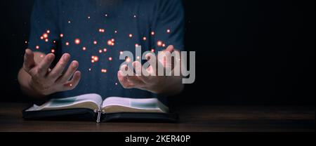 Bibel Buch mit betenden Händen mit Glauben an Religion und Glauben an gott. Kraft der Hoffnung und Hingabe, Banner-Kopierraum. Stockfoto