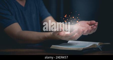 Bibel Buch mit betenden Händen mit Glauben an Religion und Glauben an gott. Kraft der Hoffnung und Hingabe, Banner-Kopierraum. Stockfoto