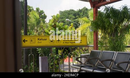 Gelbes Schild für den Busbahnhof im Bereich des Flughafens Yogyakarta. Neben dem Beifahrersitz Stockfoto