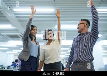 Glücklich aufgeregt asiatischen Geschäftsleute steigen die Hände Stockfoto