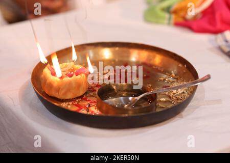 Wunderschön dekoriert Pooja Thali, haldi oder Kurkuma Pulver und Kumkum, Raice, rote Farbe Swastik und ganga jal Stockfoto