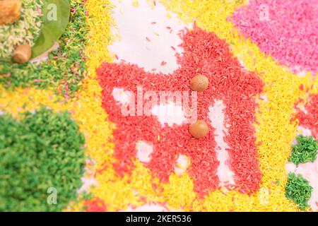 Shri Yantra, Shree aus farbigen Reiskörnern, Shri Yantra, Shri, geschrieben mit mehrfarbigen Reiskörnern Stockfoto