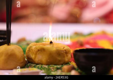 Wunderschön dekoriert Pooja Thali, haldi oder Kurkuma Pulver und Kumkum, Raice, rote Farbe Swastik und ganga jal Stockfoto