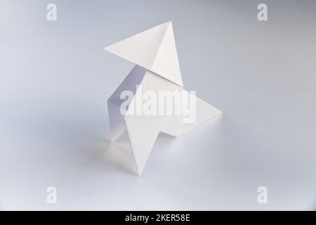 Papier Henne Origami isoliert auf einem weißen Hintergrund. Cocotte en Papier Stockfoto