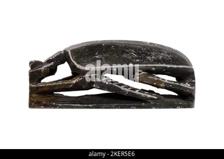 ägyptischer Steinskarabäus mit Hieroglyphen auf Weiß isoliert Stockfoto