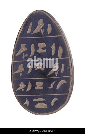 ägyptischer Steinskarabäus mit Hieroglyphen auf Weiß isoliert Stockfoto