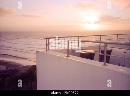 Balkon mit Blick auf den Strand im Saunton Sands Hotel, Saunton Sands, Devon, England, Großbritannien, Europa Stockfoto