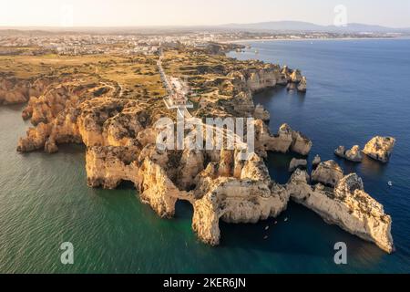 Luftaufnahme des Leuchtturms Ponta da Piedade auf einer Klippe bei Sonnenuntergang, Lagos, Portugal Stockfoto