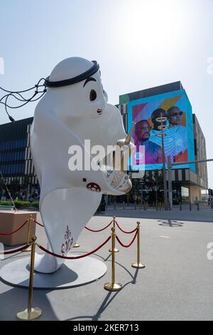 FIFA World Cup 2022 offizielles Maskottchen Laeeb am Lusail Boulevard, Doha, Katar. Stockfoto