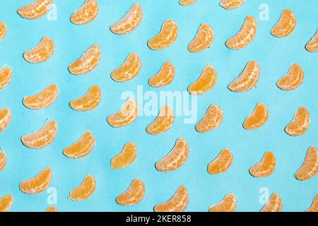 Saftige Mandarinensegmente auf blauem Hintergrund Stockfoto