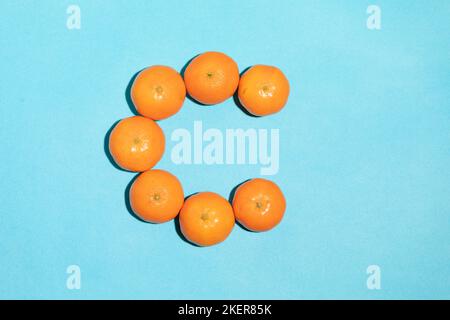 Saftige natürliche Mandarinen bilden den Buchstaben C Stockfoto