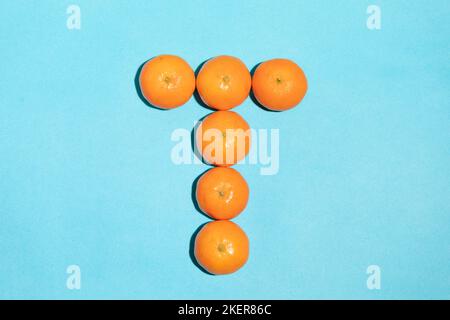 Saftige natürliche Mandarinen bilden den Buchstaben T Stockfoto
