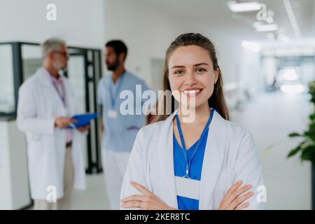 Porträt einer jungen Ärztin auf dem Krankenhausflur. Stockfoto